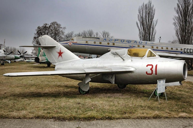 Учбово-тренувальний винищувач МіГ-15УТІ