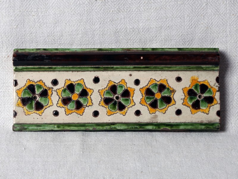 Плитка від карниза