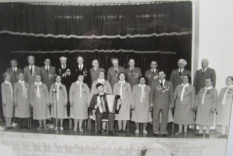 Фото групове. Хор Бахмацького клубу ветеранів війни та праці на сцені села Курінь.