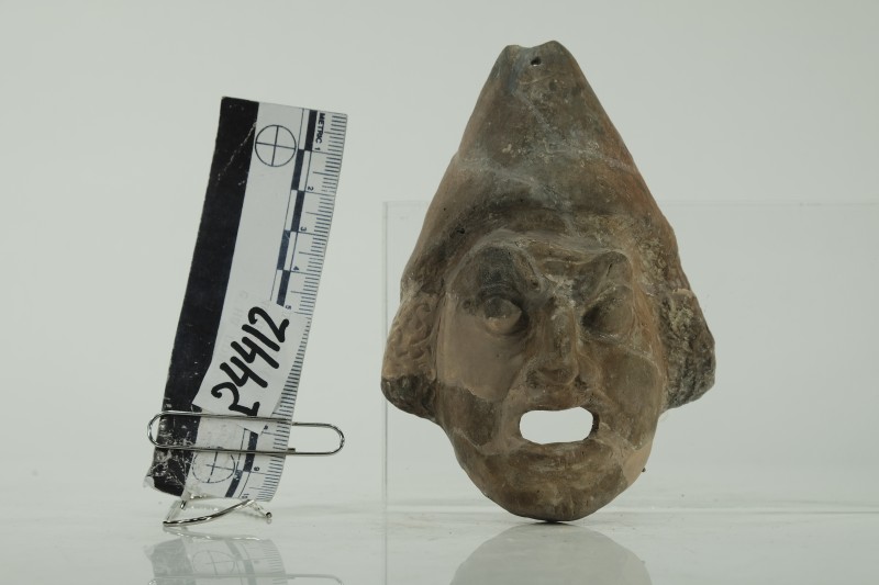 Маска актору трагедії у Пілосі