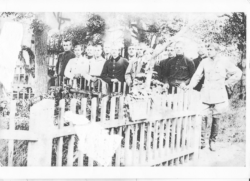 Фото групове чоловічого складу хору Стеценка К.Г. біля його могили у с.Веприк