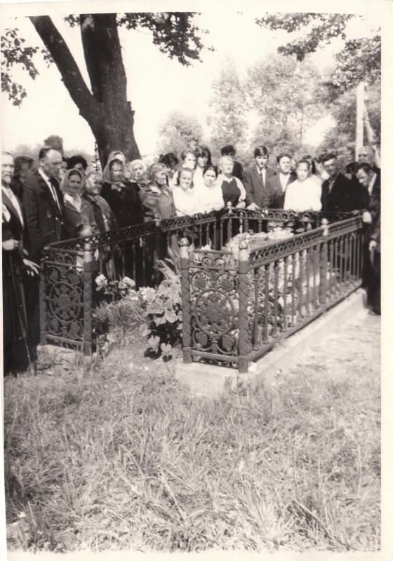 Фото вшанування пам'яті К. Г. Стеценка з нагоди відзначення 87-ї річниці від дня народження біля могили у с.Веприк