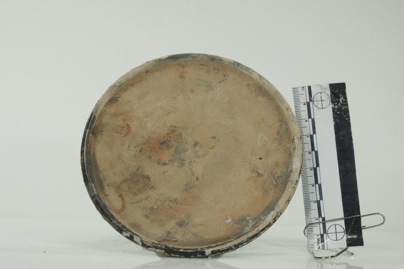 Чорнолакова тарілка