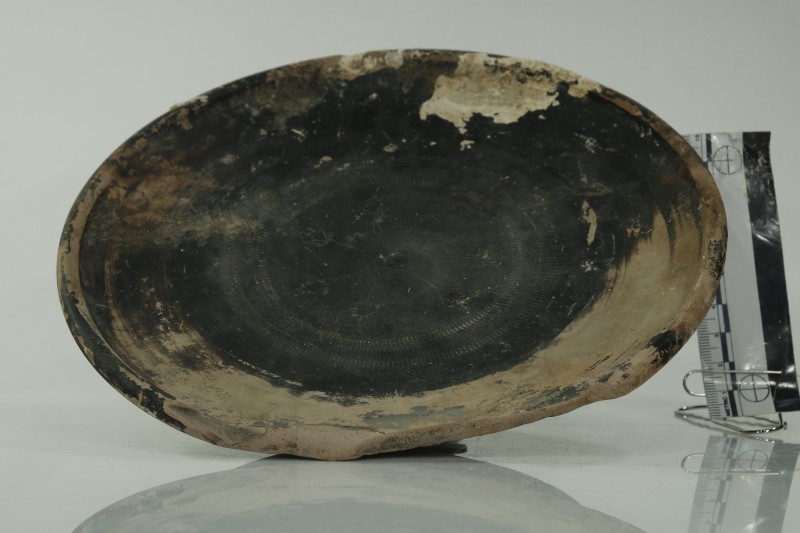 Чорнолакова тарілка на широкому кільцевому піддоні