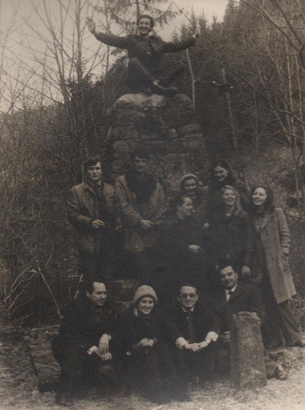 Фотографія. В. Івасюк з групою людей та сестрою Галею. 1972-1973 роки.