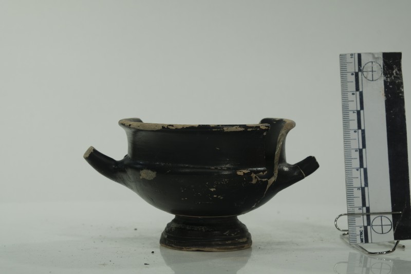 Чорнолакова чаша-канфар