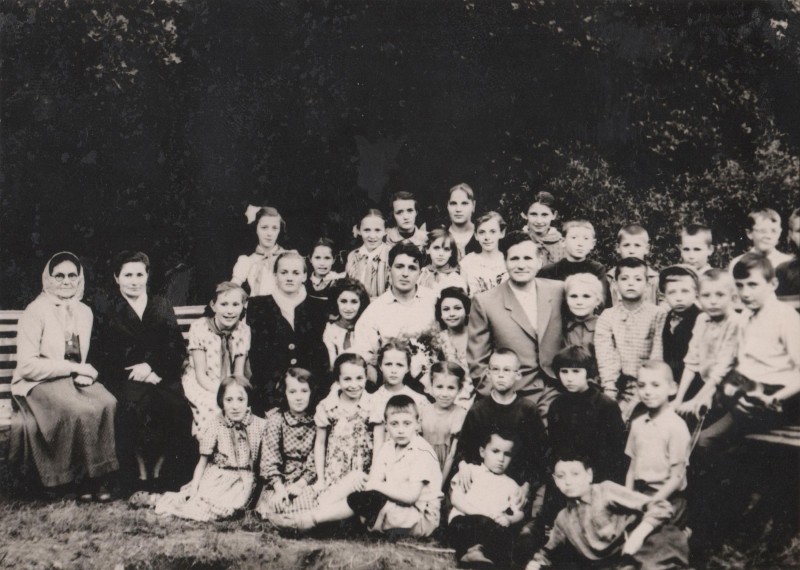 Фотографія. В. Івасюк біля дітей та вихователів.