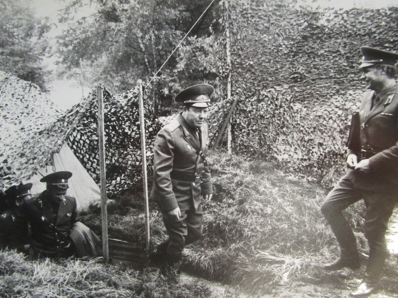 Фото групове. Споруда під землею.