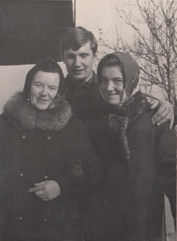 Фотографія. В. Івасюк з матір'ю та сестрою Галею. Листопад 1965 року.