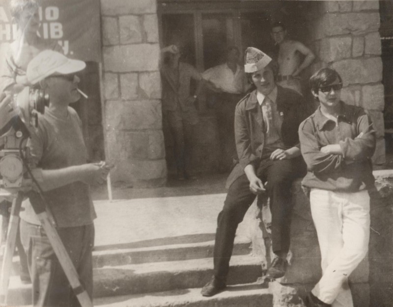 Фотографія. В. Івасюк з хлопцями під час зйомок фільму «Червона рута». 1971 рік.