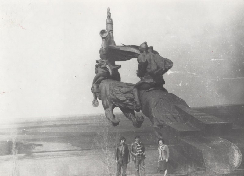 Фотографія. В. Івасюк із матір'ю і хлопцем біля пам’ятника. 1975-1976 роки.