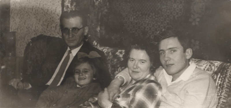 Фотографія. В. Івасюк з батьком та сестрами. 1968 рік.