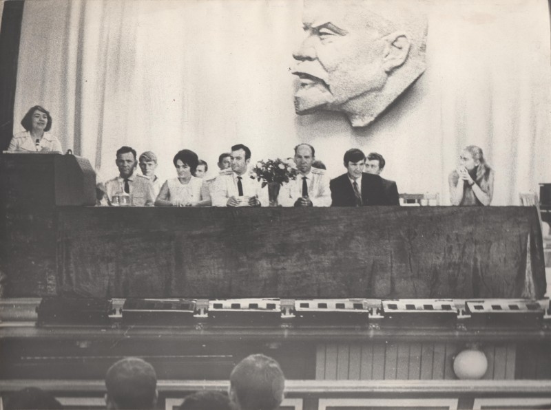 Фотографія. В. Івасюк сидить за столом разом з підводниками. Севастополь. 1972 рік.