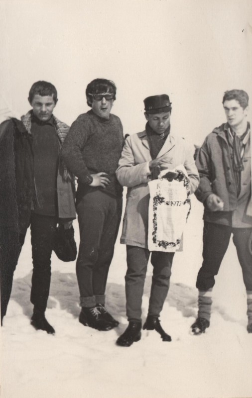 Фотографія. В. Івасюк та троє хлопців. Зима 1972 року.