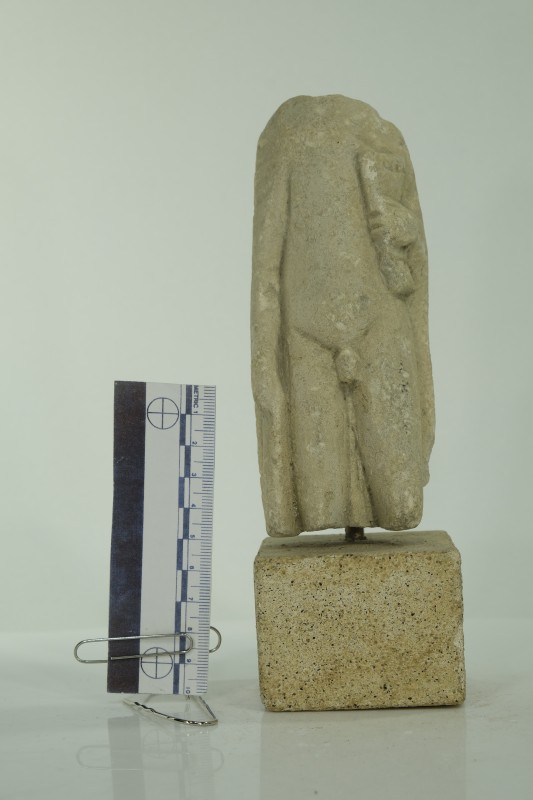 Фрагмент фігури оголеного юнака з накинутим плащем