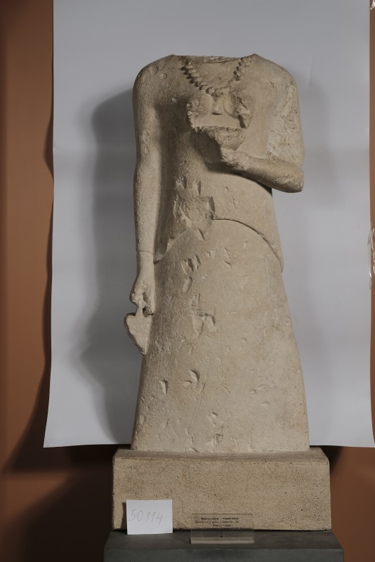 Жіноча статуя