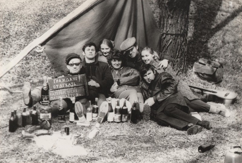 Фотографія. В. Івасюк поряд із ним його друзі і сестра Галя. 1972 рік.
