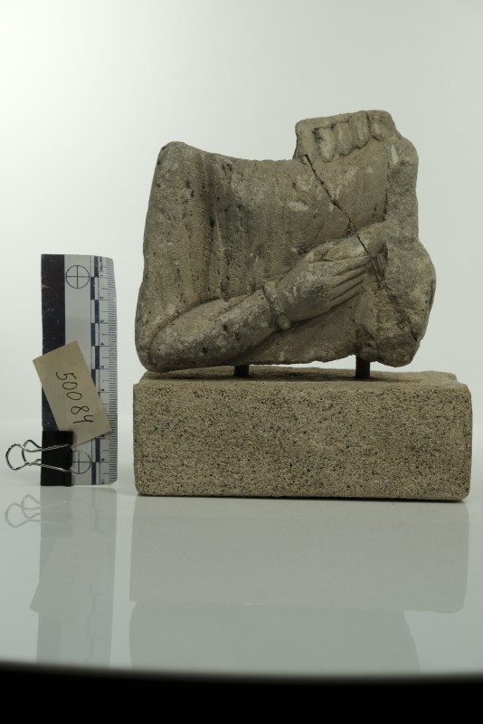 Фрагмент одягнутого жіночого торсу