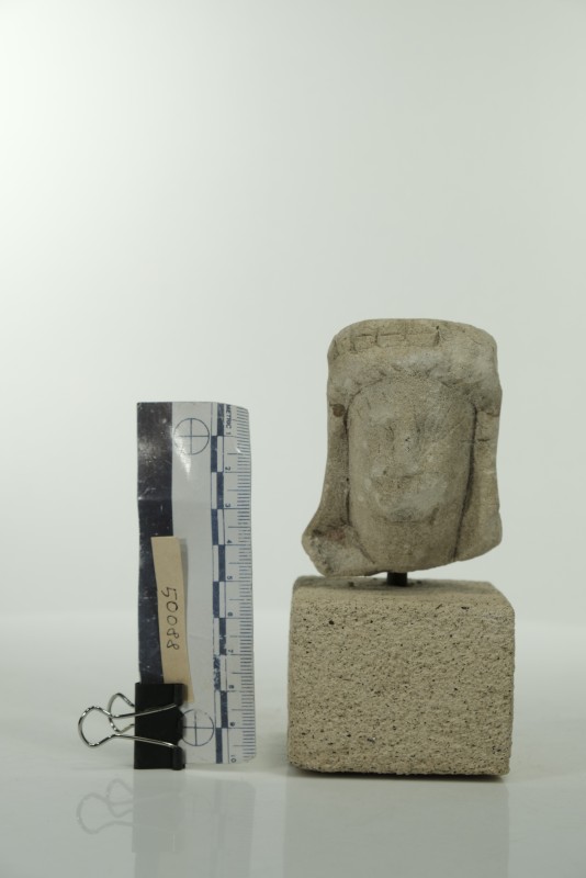 Жіноча голова (?) в головному уборі