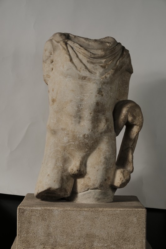 Торс чоловічої фігури, що стоїть