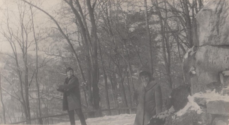 Фотографія. В. Івасюк із сестрою Галею. У парку. Зима 1972 року.