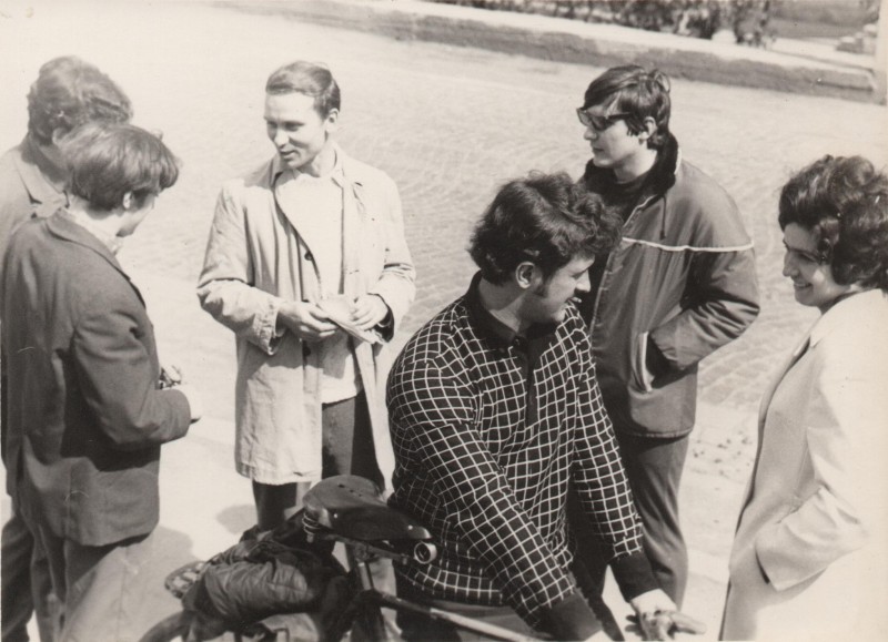 Фотографія. В. Івасюк з друзями на вулиці. 1972 рік.