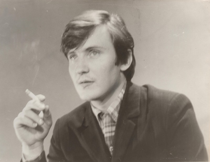 Фотографія. В. Івасюк із цигаркою в руці. 1972 рік.
