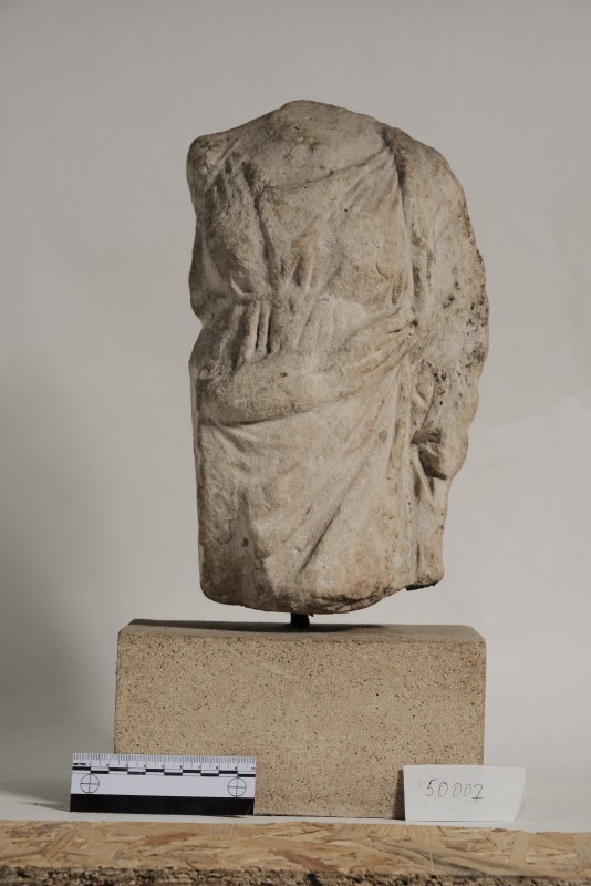 Жіночий торс у хітоні й плащі