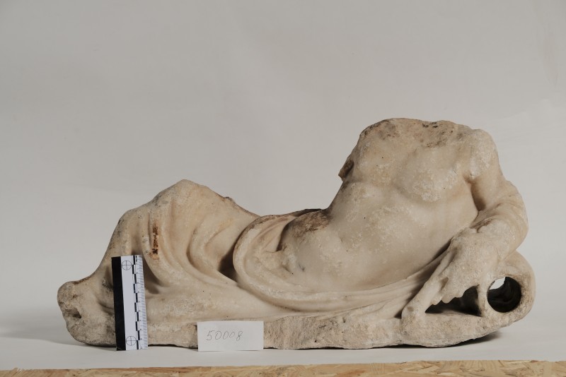 Фонтанна прикраса - лежача чоловіча фігура