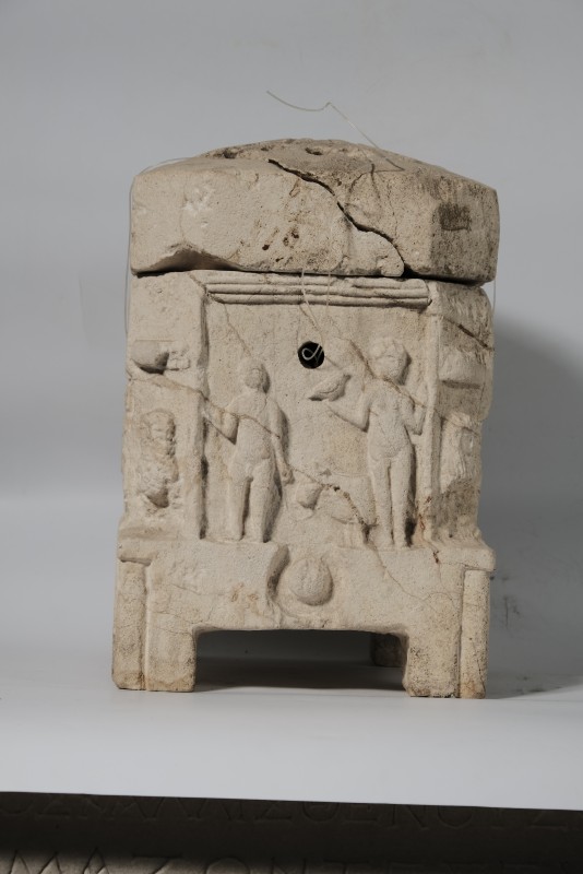 Курильниця прямокутної форми на низьких ніжках з кришкою