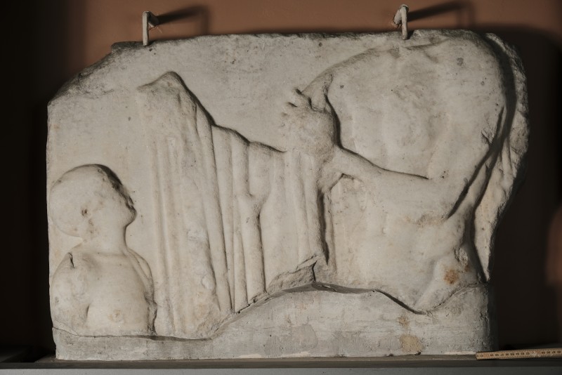 Фрагментований рельєф з фігурами чоловіка та хлопчика