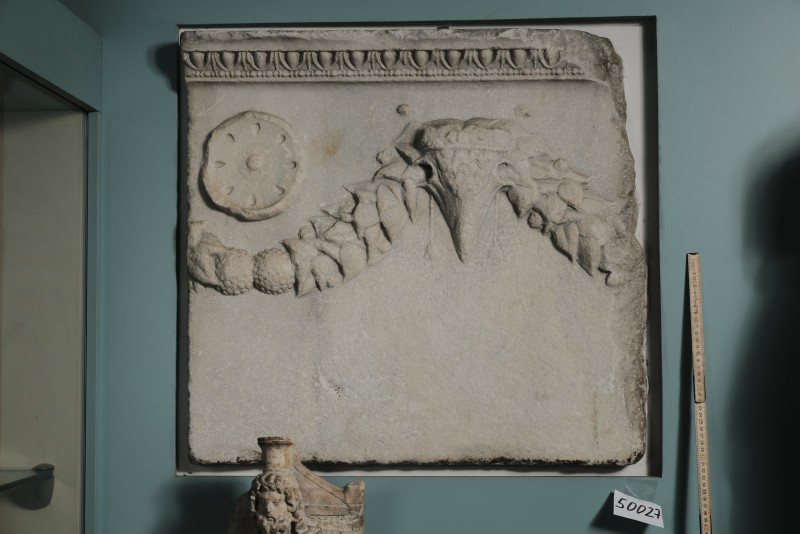 Вівтарна плита з гірляндою, букраніям та розеткою