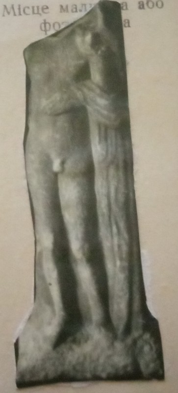 Фрагментована стела, що зображує оголеного юнака