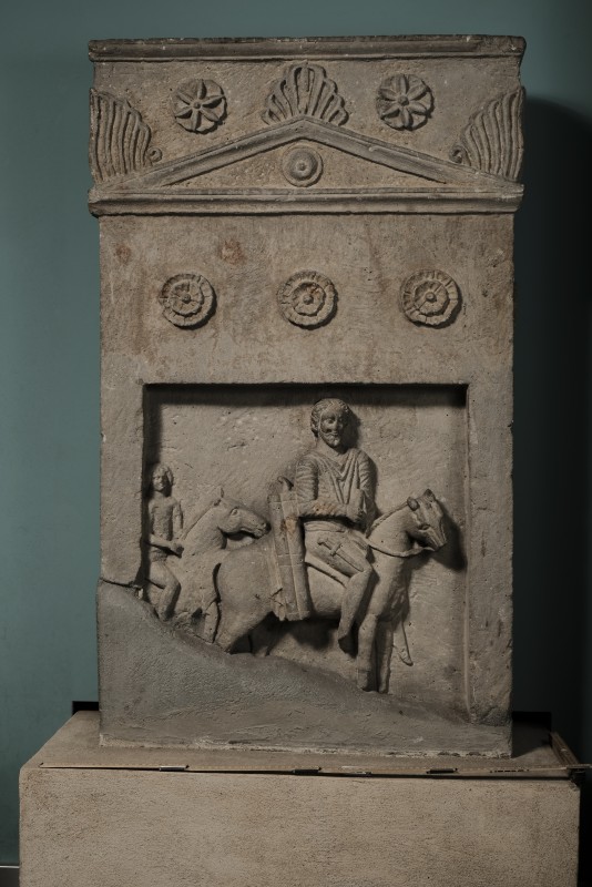 Надгробна стела з рельєфом: чоловік і слуга на конях