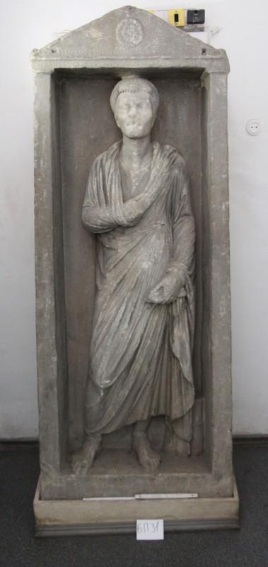 Стела у вигляді прямокутної ніші з фронтонами та антами