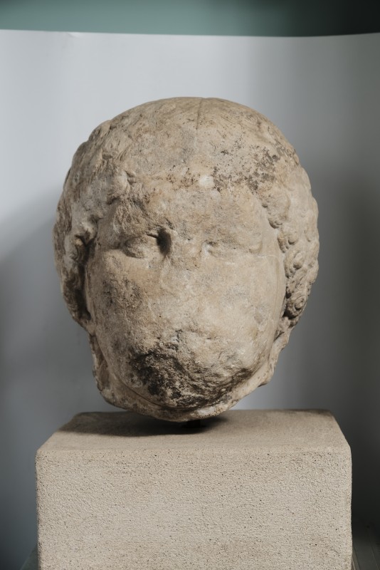 Голова жіночого типу олімпійських фронтонів