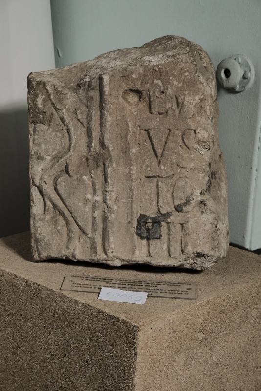 Фрагмент плити з латинським написом