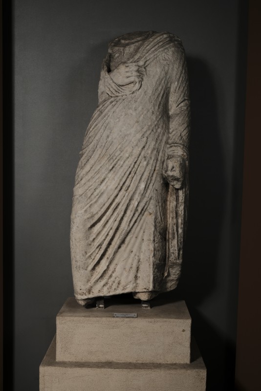 Фрагментована статуя чоловіка