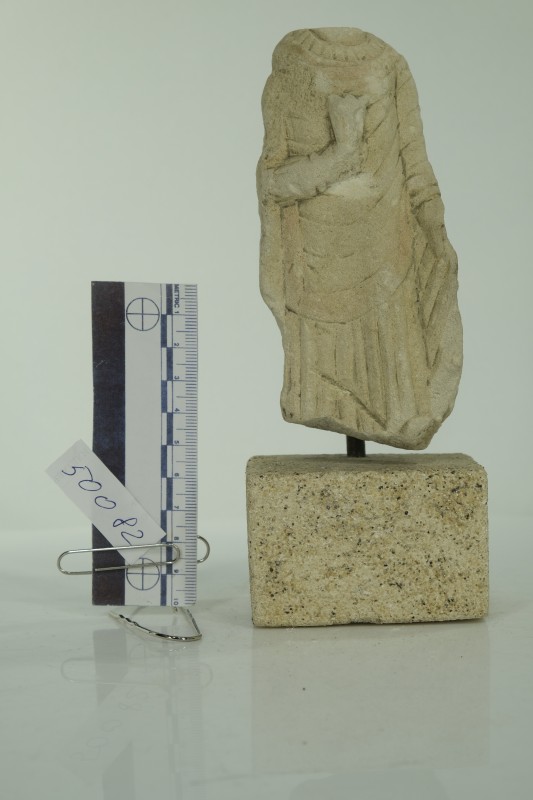 Фрагментована статуетка одягненої жінки