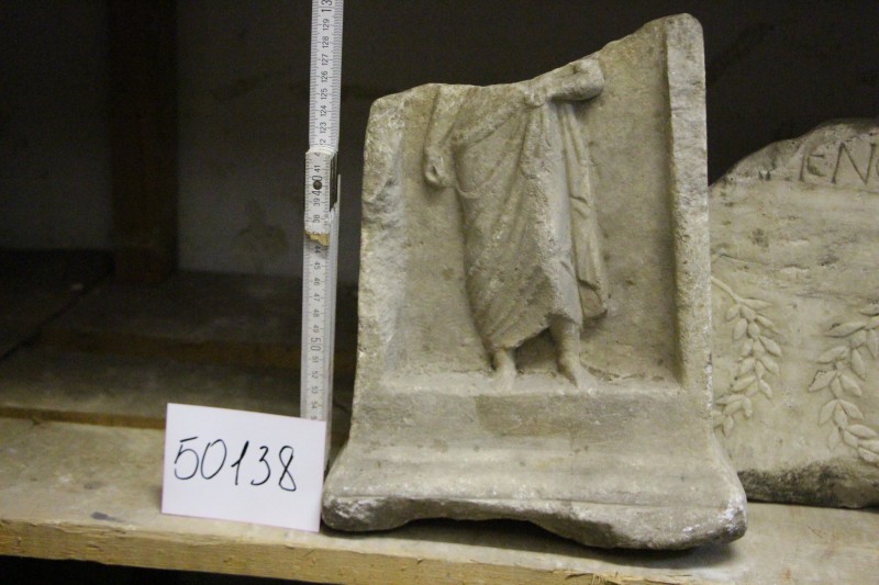 Фрагментована стела