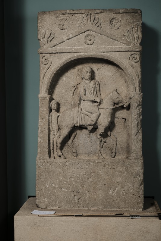 Надгробна стела з рельєфним зображенням вершника