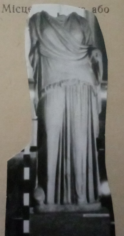 Жіноча статуя