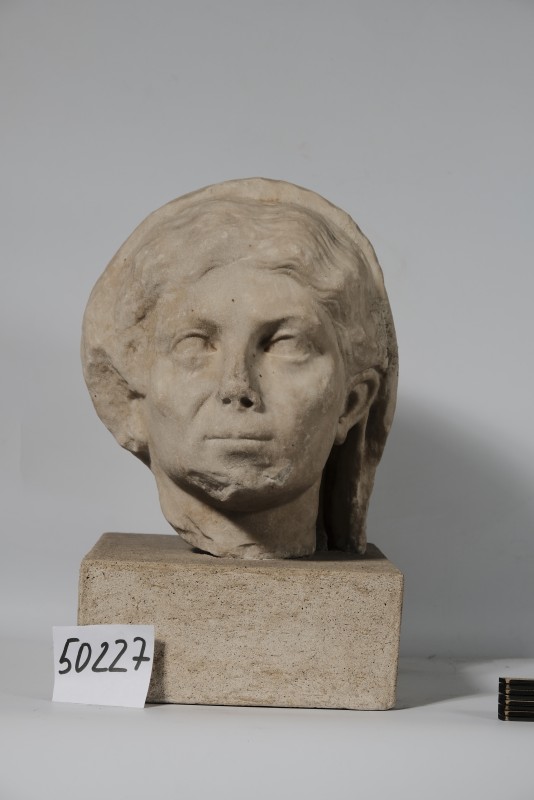 Жіноча голова