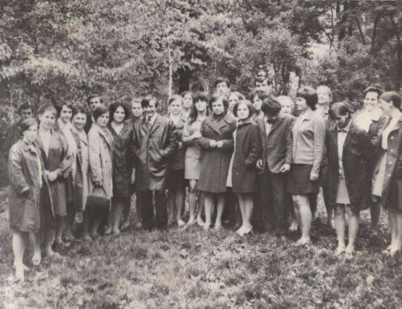 Фотографія. В. Івасюк з групою людей. 1972 рік.