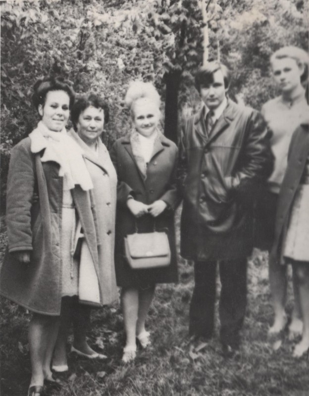 Фотографія. В. Івасюк біля чотирьох жінок. 1972 рік.