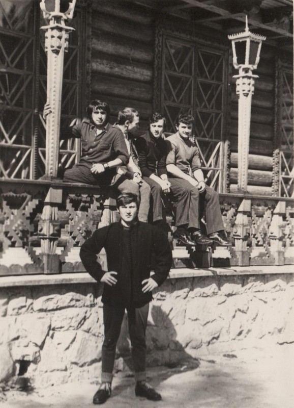 Фотографія. В. Івасюк із друзями. Яремче. 1972 рік.