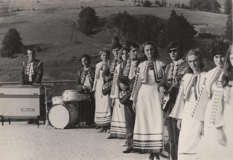 Фотографія. В. Івасюк з ансамблем «Смерічка».