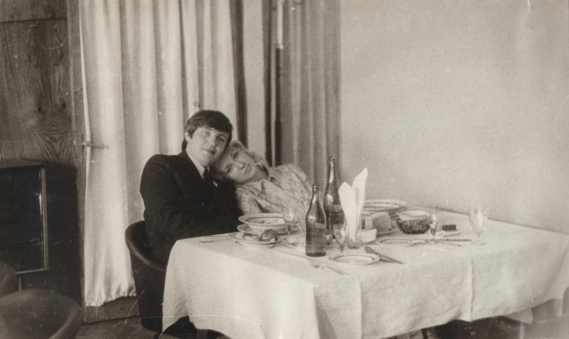 Фотографія. В. Івасюк у ресторані з дівчиною. 1972 рік.