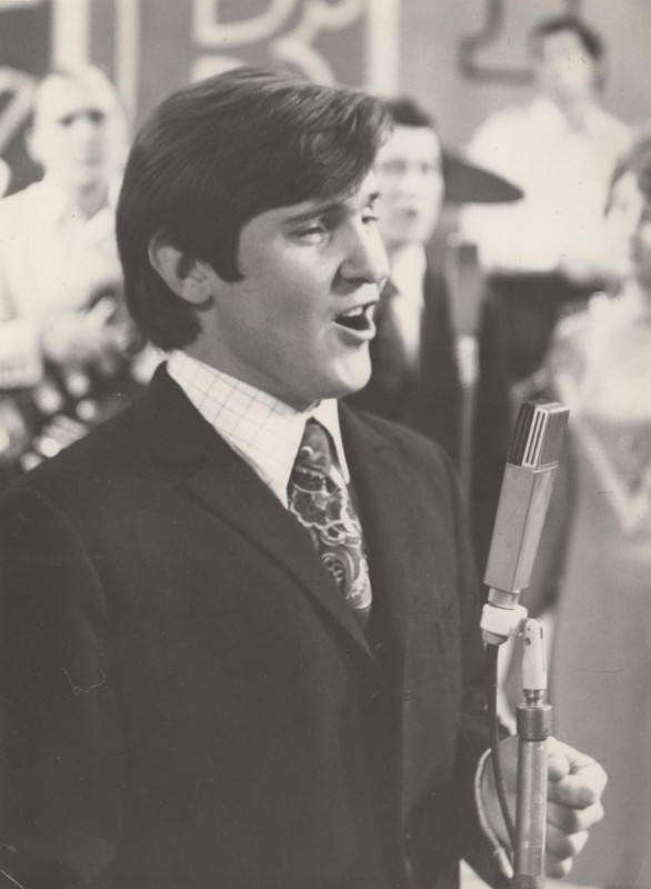Фотографія. В. Івасюк співає перед мікрофоном. Львів, телестудія. Грудень 1972 року.
