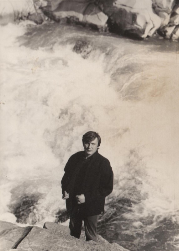 Фотографія. В. Івасюк стоїть на скелі. Яремче. 1972 рік.